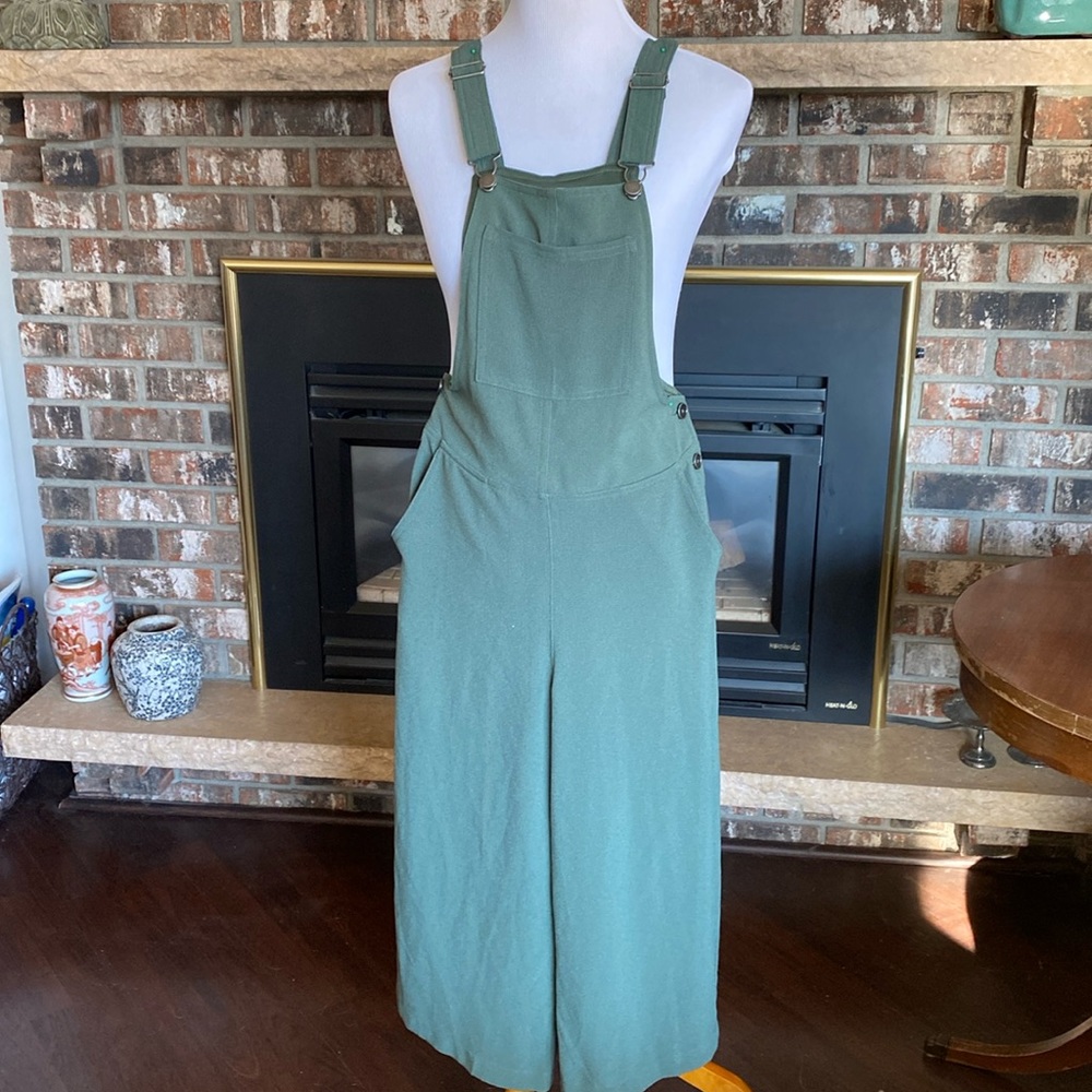 XHILARATION capri overalls. Olive green color. Like new condition! Size US XS.